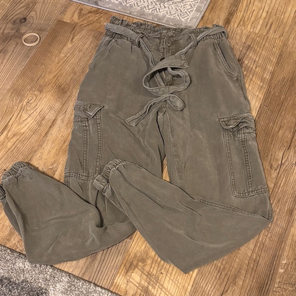American Eagle Outfitters Women's Olive Cargo Pants - Picture 1 of 4